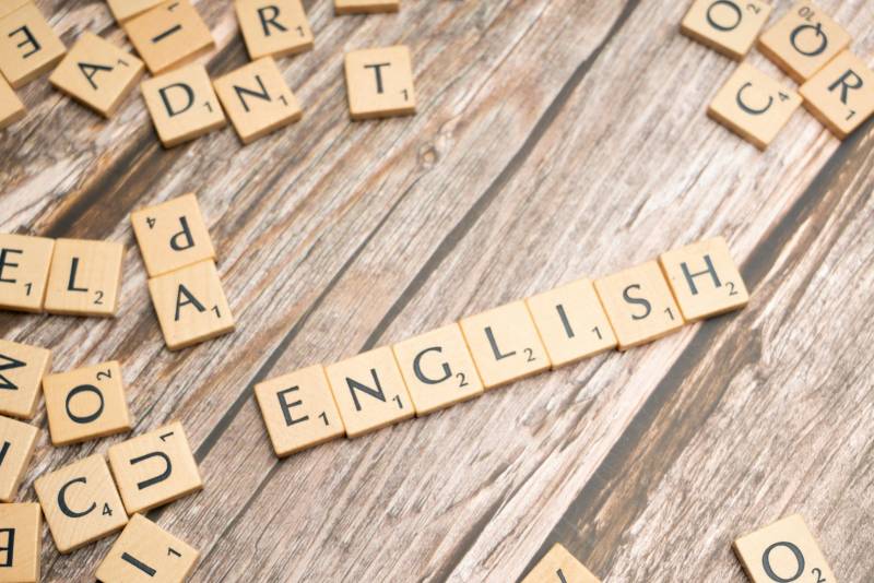 Scrabble-kirjaimia, jotka muodostavat sanan English