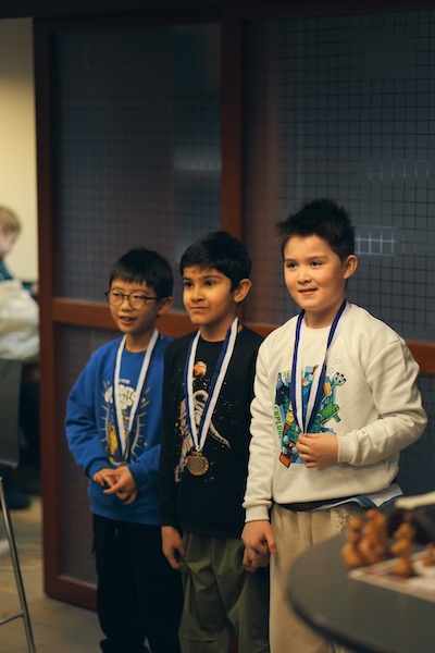 Sixing Li (vas.), Neev Yadav ja Vilho Virkkala. Kuva: Henri Jaakkola