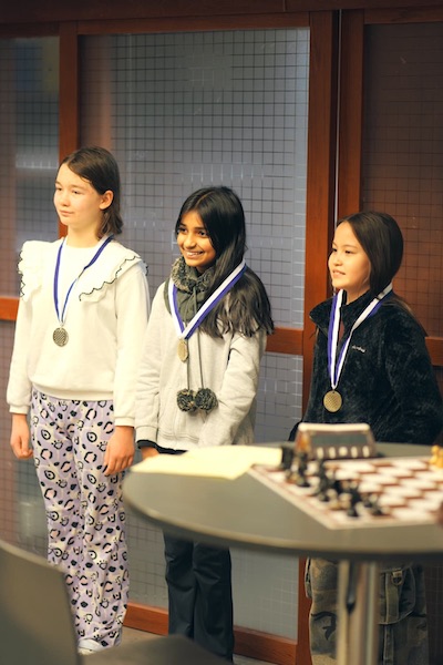 Julia Sinitsyna (vas.), Mehr Bhaumik ja Silja Salomaa. Kuva: Henri Jaakkola